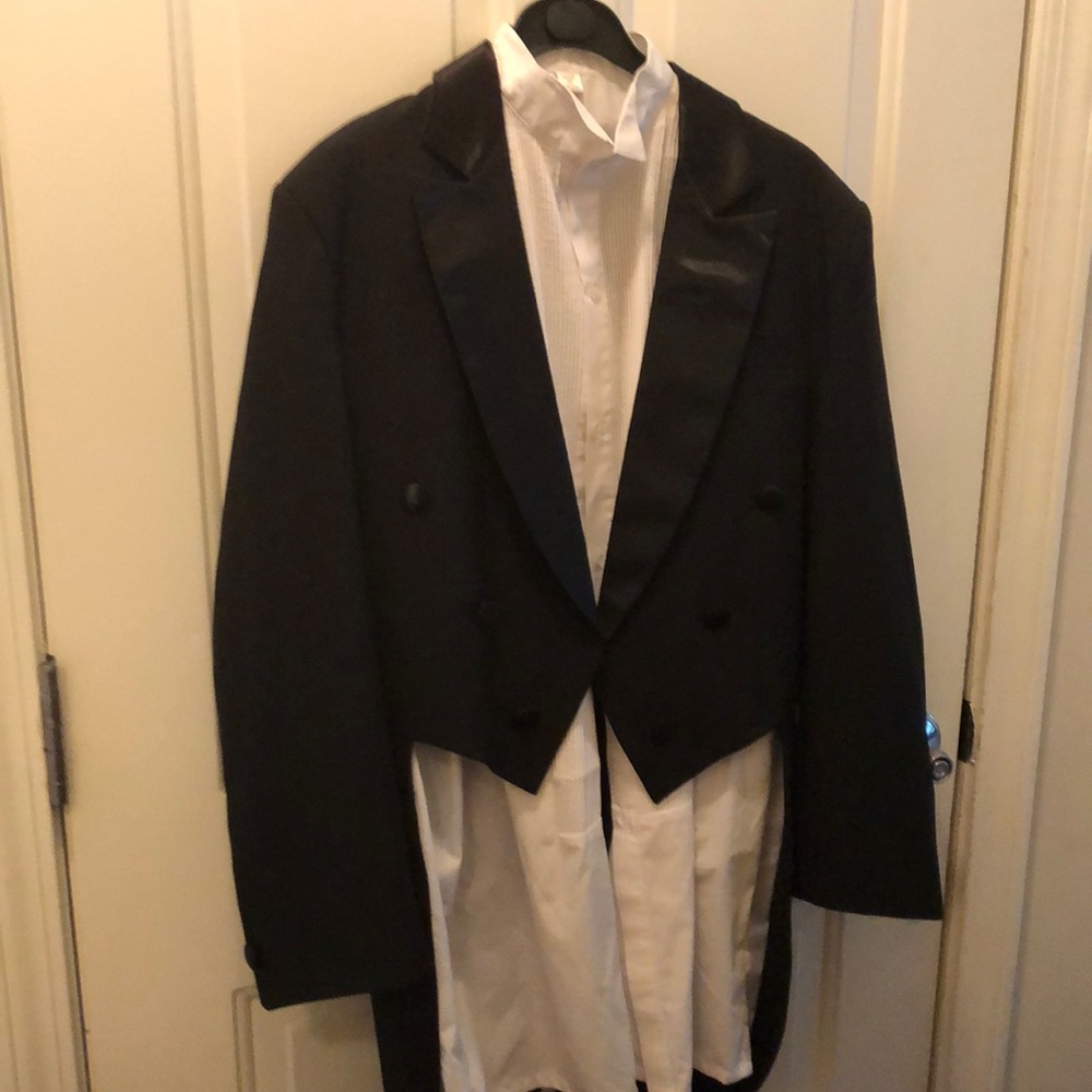 New Boys Tails tuxedo Size 10 but it runs small.